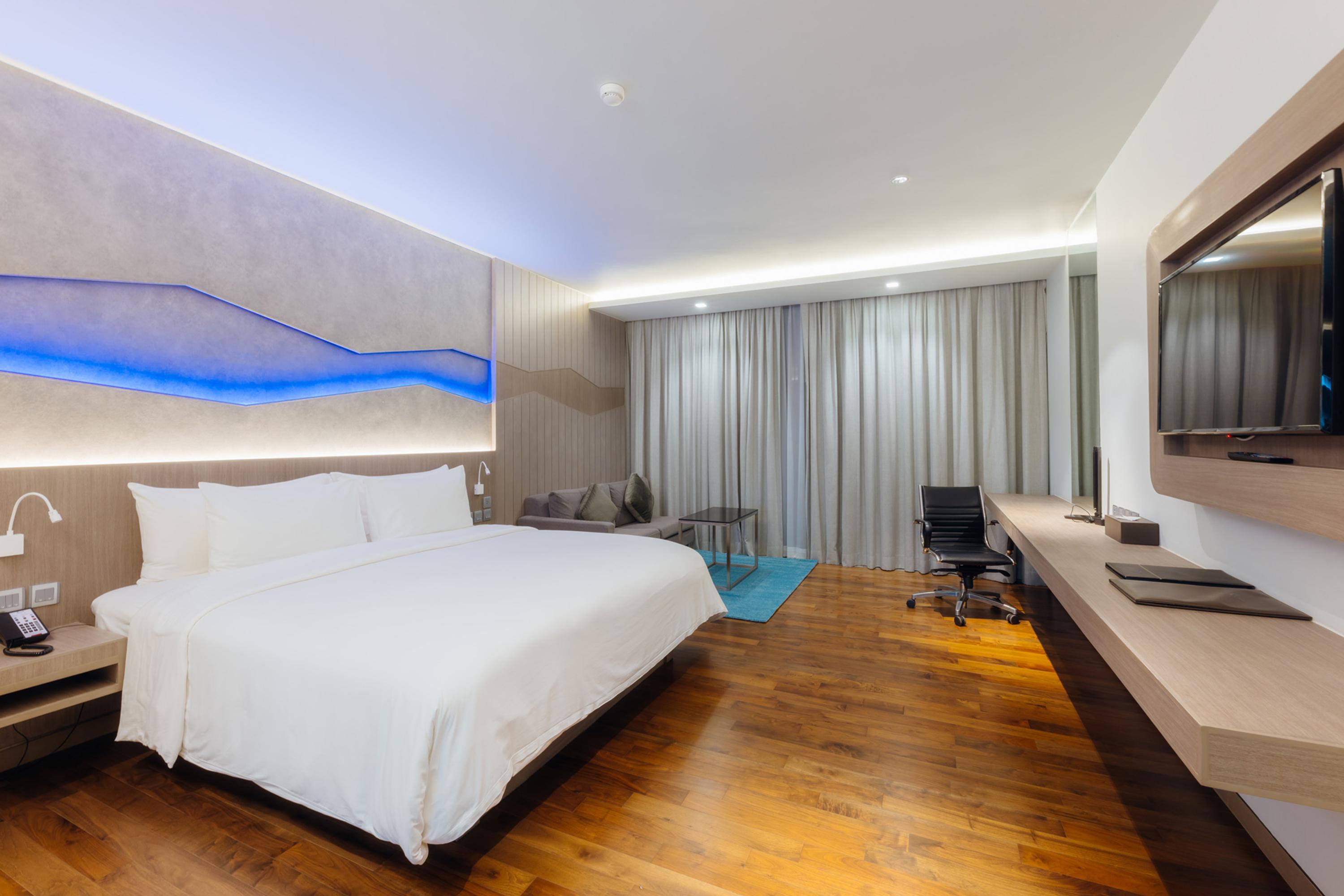 Oceanfront Beach Resort - Sha Extra Plus Patong Bagian luar foto Deluxe Room