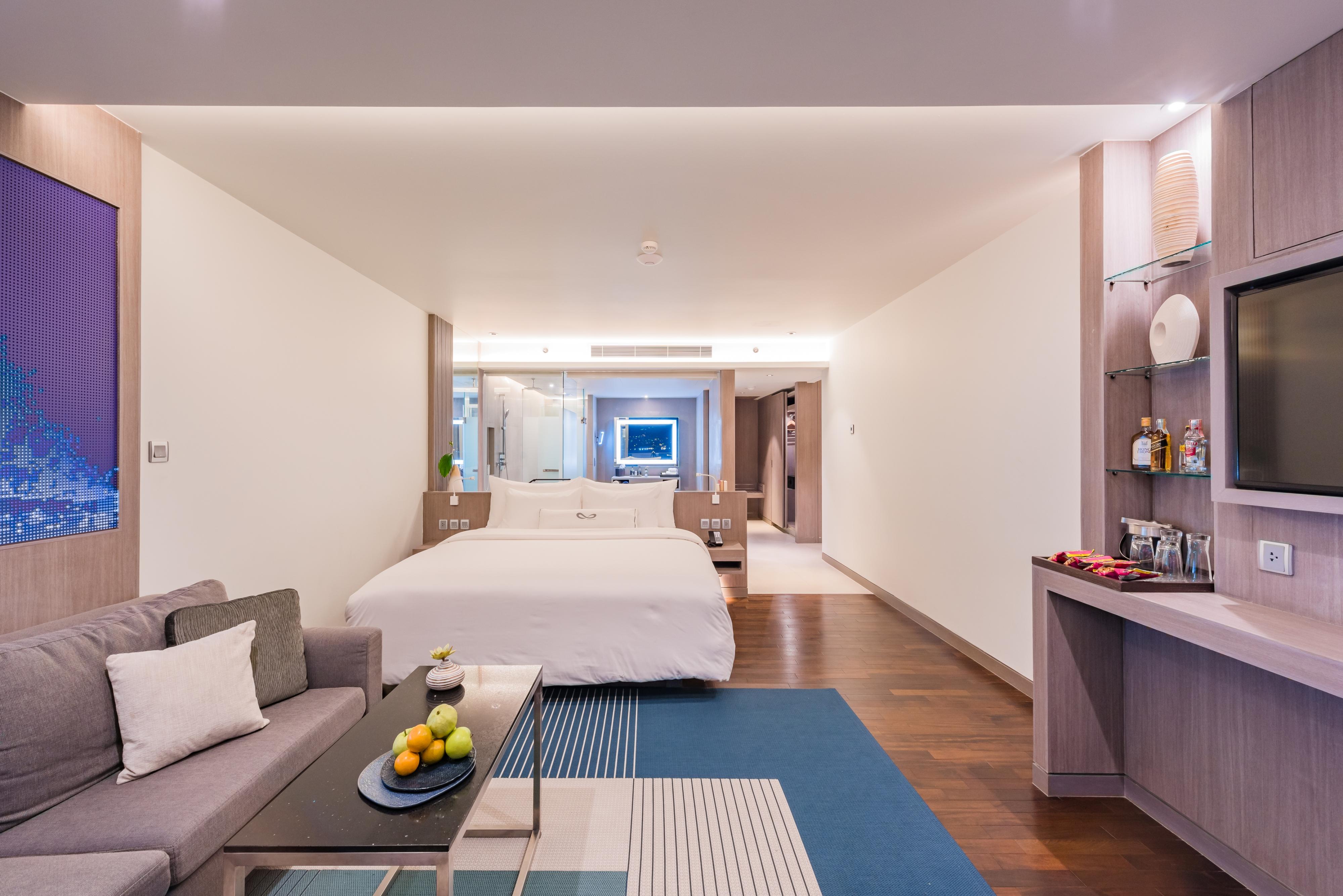 Oceanfront Beach Resort - Sha Extra Plus Patong Bagian luar foto Deluxe Room