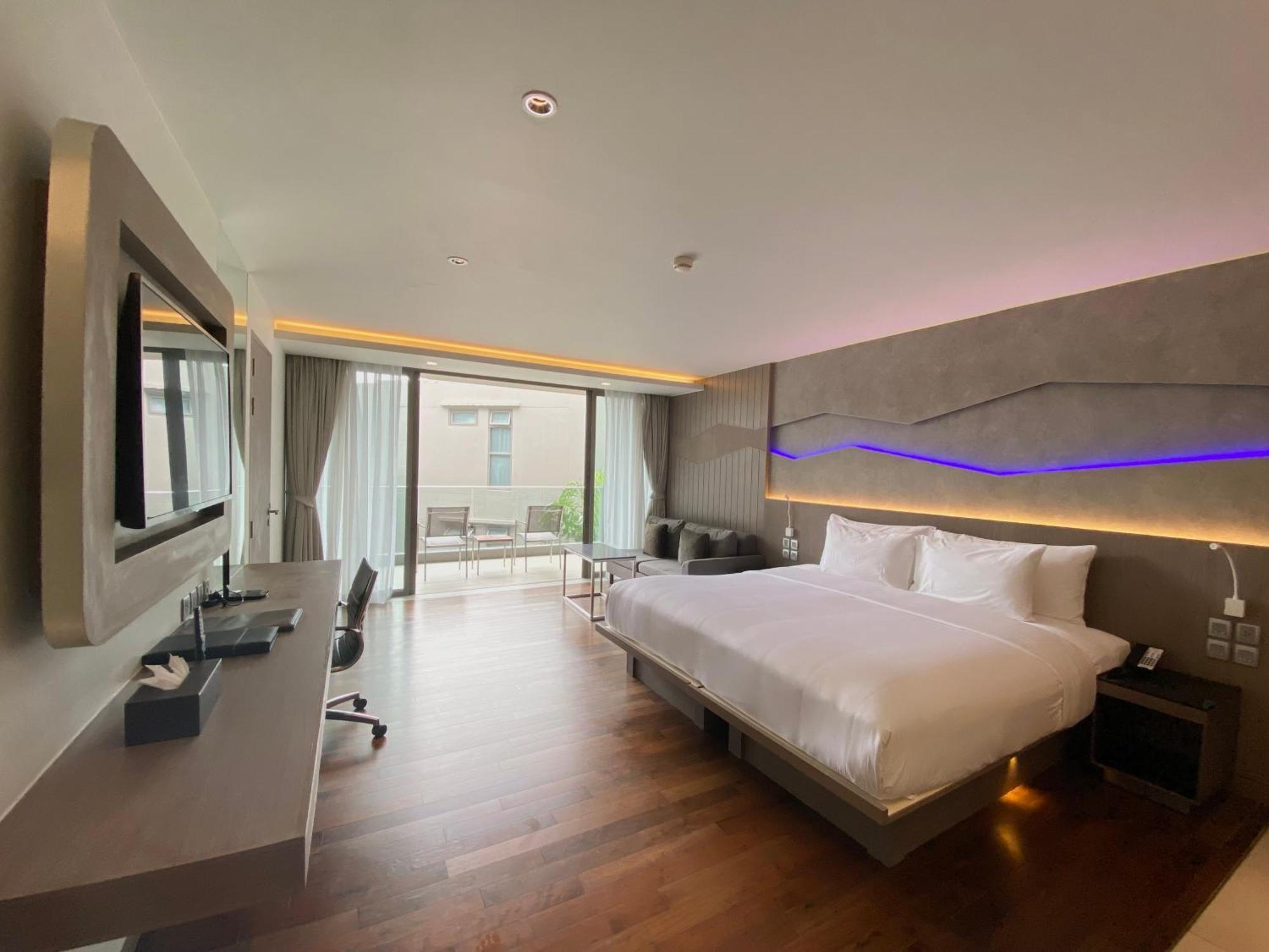 Oceanfront Beach Resort - Sha Extra Plus Patong Bagian luar foto Deluxe Room
