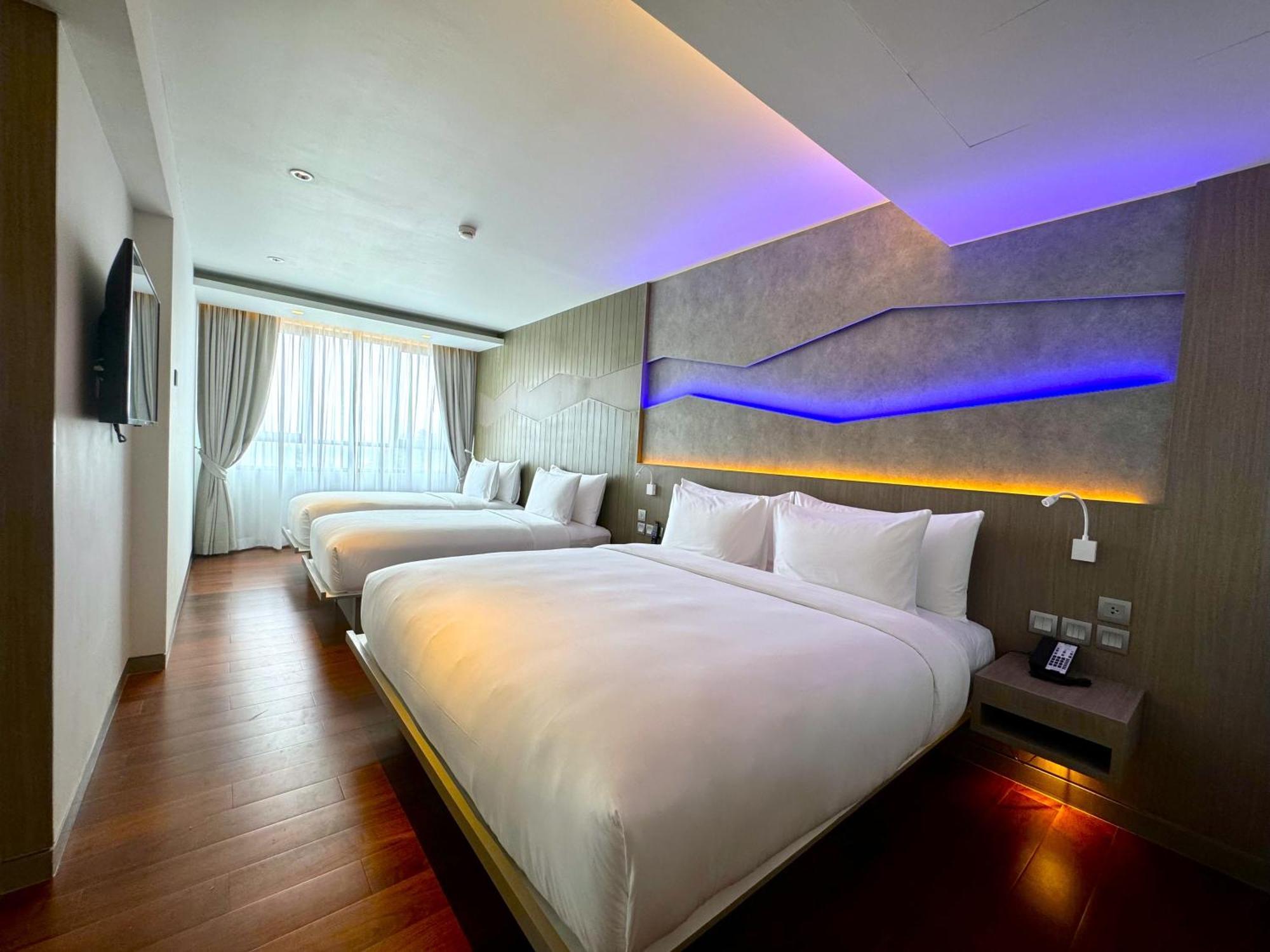 Oceanfront Beach Resort - Sha Extra Plus Patong Ruang foto Deluxe Family Room